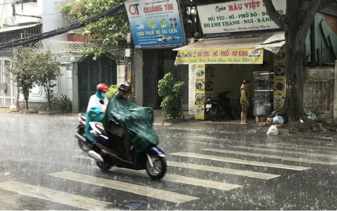 TP.HCM đổ mưa từ rạng sáng, đã vào mùa mưa? Ảnh 2