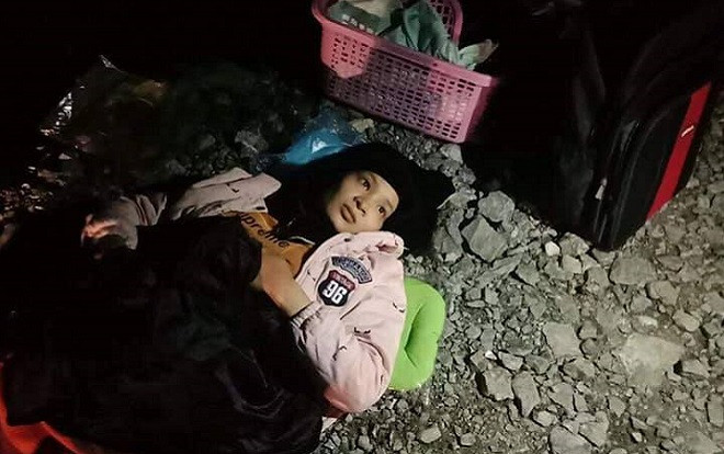 Bác sĩ tận dụng ánh sáng từ điện thoại, đèn pin đỡ đẻ cho sản phụ sinh non giữa rừng Ảnh 2