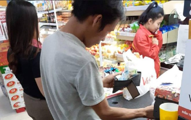 Nghẹn lòng cảnh người chồng nghèo, không biết chữ hỏi han khắp nơi để mua đồ bầu cho vợ và lòng tốt từ người dưng Ảnh 2