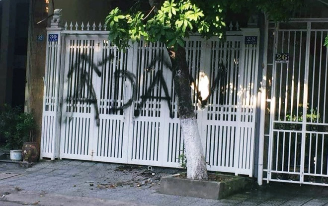 Nhà cựu Phó Viện trưởng VKS bị 'khủng bố' bằng chất bẩn, xịt sơn sau vụ sàm sỡ bé gái trong thang máy Ảnh 2