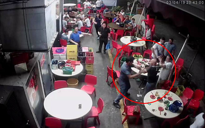 Tức tối vì người bàn bên không chịu dập thuốc lá, người đàn ông bỏ đi và quay lại với vật này khiến ai cũng khiếp sợ Ảnh 2