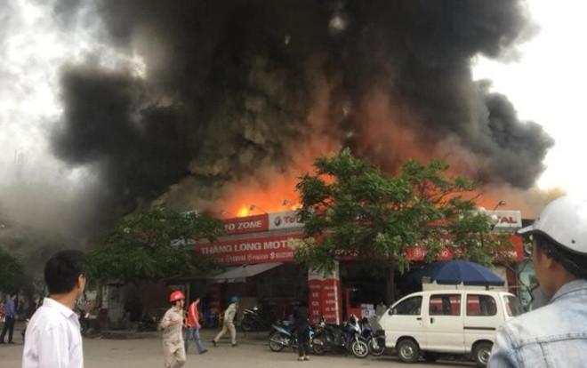 Cháy lớn thiêu rụi quán thịt chó trên đường Lạc Long Quân, 2 cửa hàng khác cũng bị vạ lây Ảnh 2