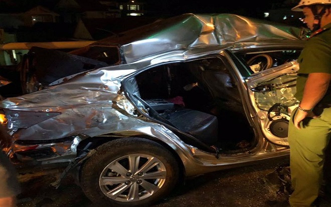 Nóng: 5 người thương vong mắc kẹt trong ô tô 4 chỗ sau va chạm kinh hoàng với xe tải Ảnh 2