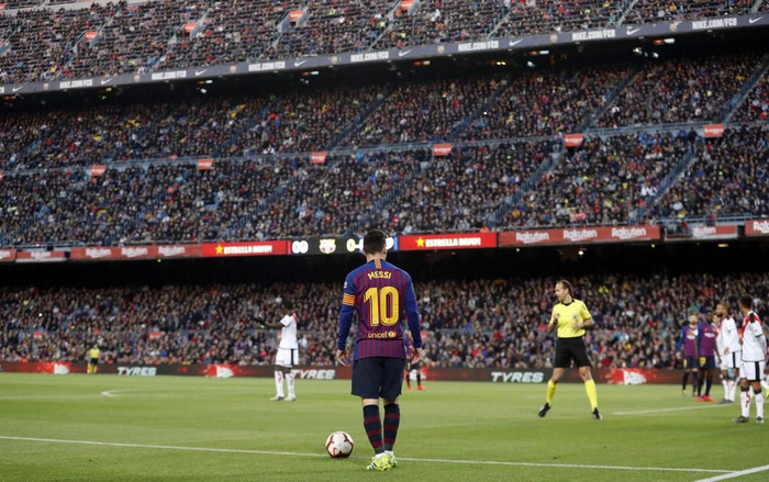 Huyền thoại Real Madrid chê Ronaldo dở hơn Messi Ảnh 2