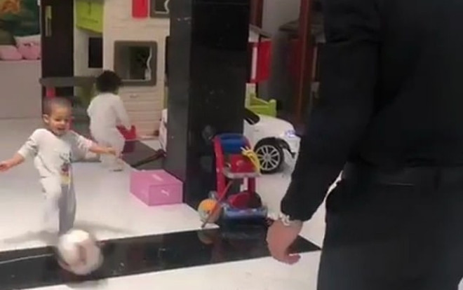 Cha nào, con nấy: Cậu út nhà Ronaldo thể hiện khả năng chơi bóng không kém gì người cha Ảnh 2