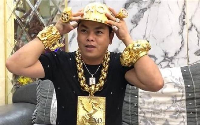 Đại gia đeo nhiều vàng nhất Việt Nam gây choáng khi 'tậu' thêm chiếc mũ vàng 2 kg, khắc tên bằng 260 viên kim cương Ảnh 2