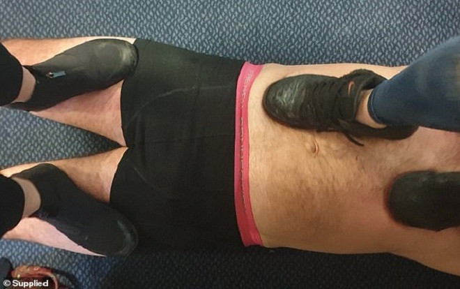 Kỳ lạ người đàn ông chi 3 triệu mỗi giờ để phụ nữ giẫm đạp lên mặt và người mình Ảnh 2