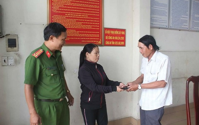 Người bán vé số nghèo trả lại tiền và vàng nhặt được trên đường cho người đánh mất Ảnh 2