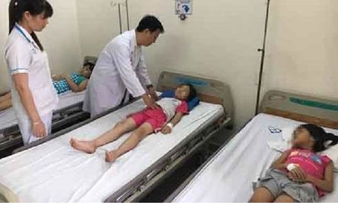 65 học sinh tiểu học ở Sài Gòn ngộ độc thực phẩm sau khi ăn trưa tại trường học Ảnh 2
