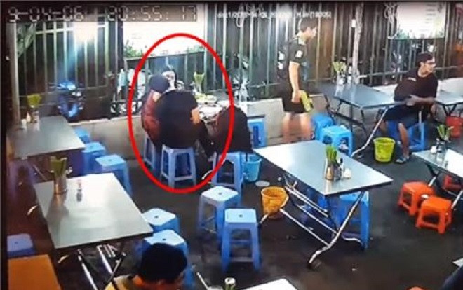 Vài phút ôm nhau hôn một lần, lúc tính tiền còn nấn ná hôn thêm cái cuối, chủ quán bực tức đuổi thẳng cổ cặp đôi nam nữ Ảnh 2