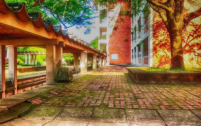 Lạc vào khuôn viên ĐH Ngoại Ngữ đẹp như trong truyện cổ tích qua những tấm hình vintage 'siêu chất' Ảnh 2