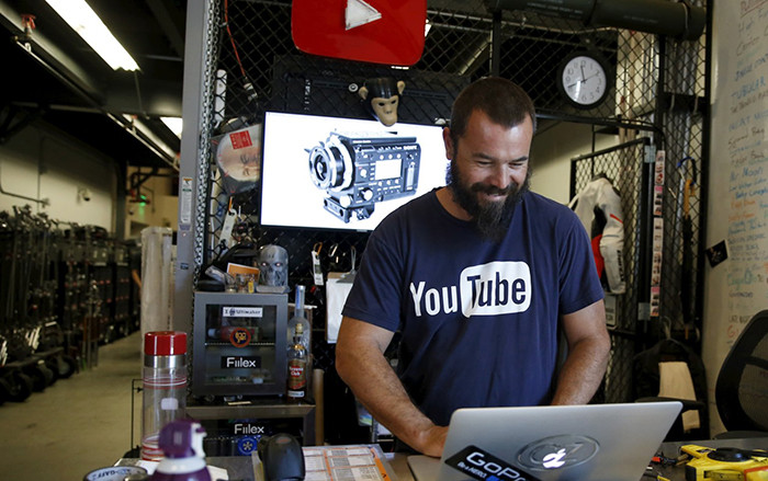 Nhiều sao YouTube có thể kiếm hàng triệu USD từ video của mình, đây là cách bạn cũng có thể bắt đầu làm điều đó Ảnh 2