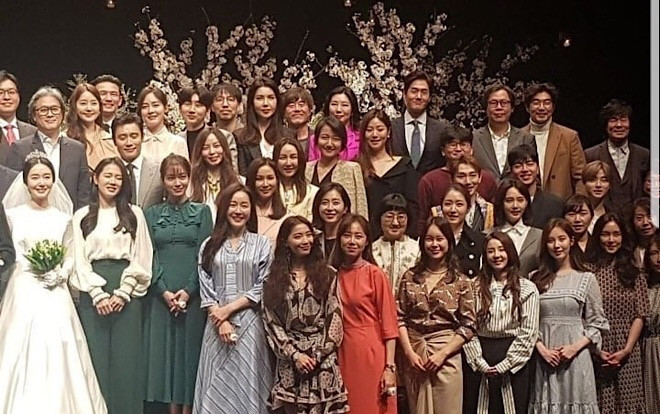 Đám cưới Lee Jung Hyun chuyện chưa kể: Gong Hyo Jin - iKON bí mật tham dự, Son Ye Jin bắt hoa cưới và cái kết Ảnh 2