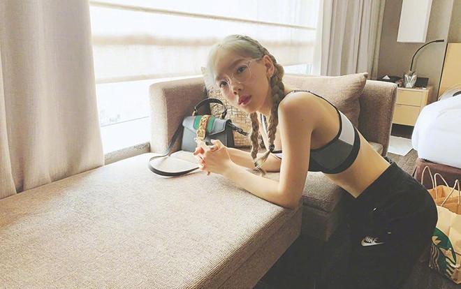 Không còn chiếc 'bụng mỡ' cồng kềnh, Taeyeon thoải mái 'lăn lộn' tạo dáng trên ghế sofa với vòng eo 'con kiến'! Ảnh 2