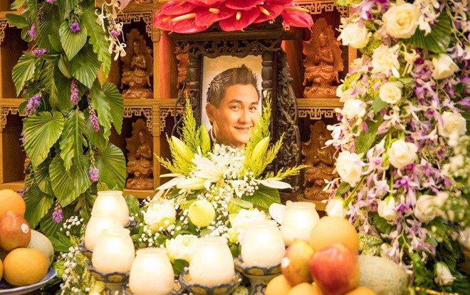 Thúy Nga cùng các phật tử làm lễ cầu siêu cho diễn viên Anh Vũ tại chùa Ảnh 2