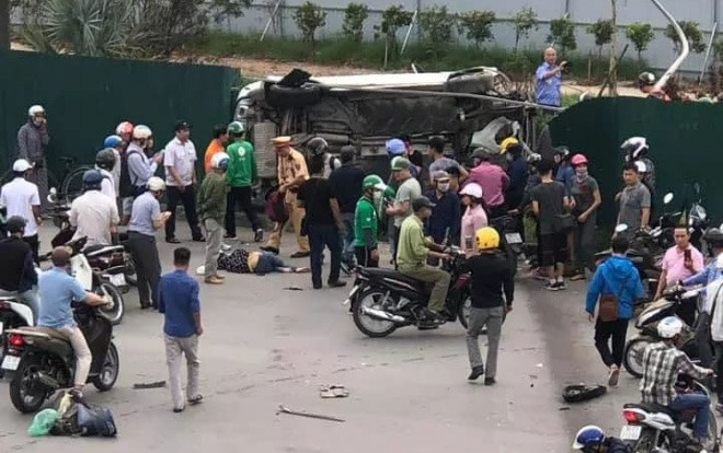 Người phụ nữ lái Mercedes cuốn hai xe máy vào gầm kéo lê hàng chục mét, 3 người thương Ảnh 2