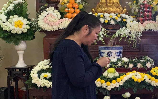 Quặn lòng cảnh Hồng Vân mang di ảnh Anh Vũ trên tay: 'Vũ ơi tới nhà rồi, ba mẹ đang chờ' Ảnh 2