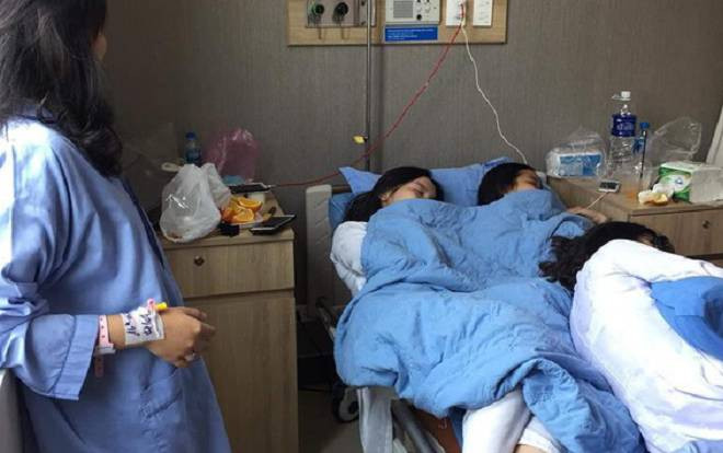 Vào viện thăm bạn ốm, hội chị em chiếm luôn giường bệnh 'đánh' giấc ngủ ngon lành Ảnh 2