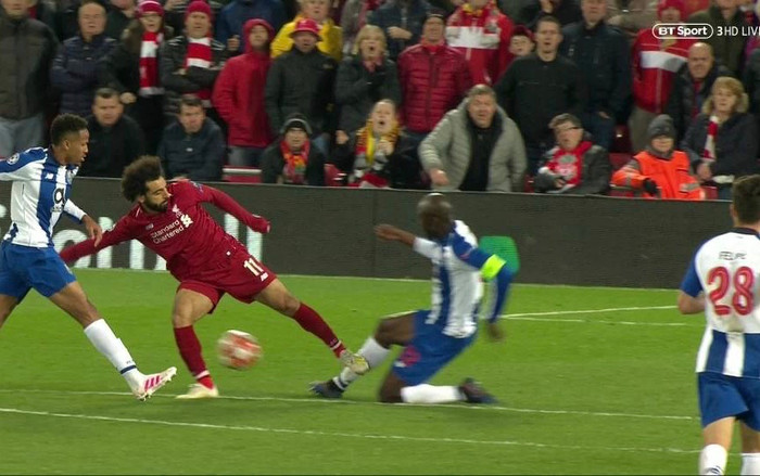 Rợn người pha vào bóng của Salah khiến cầu thủ Porto suýt gãy chân Ảnh 2