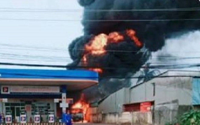 Hàng chục người hiếu kì đứng xem xe bồn bốc cháy bốc cháy ngùn ngụt cạnh cây xăng ở Long An Ảnh 2