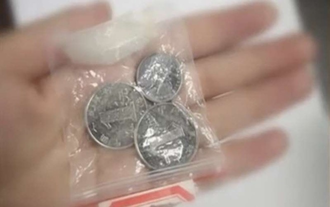 Nghe lời mẹ vợ ném đồng xu trên máy bay, con rể 'gặp họa' Ảnh 2