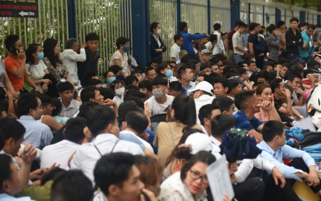 Hàng nghìn người vạ vật xếp hàng từ rạng sáng làm thủ tục visa Hàn Quốc Ảnh 2