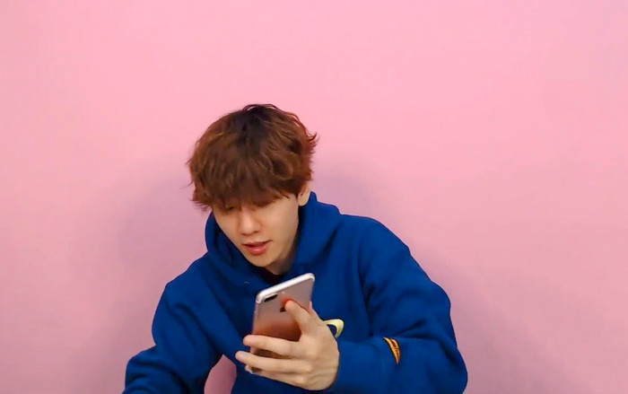 Người hâm mộ thích thú khi phát hiện cách sử dụng điện thoại 'khác người' của Baekhyun (EXO) Ảnh 2
