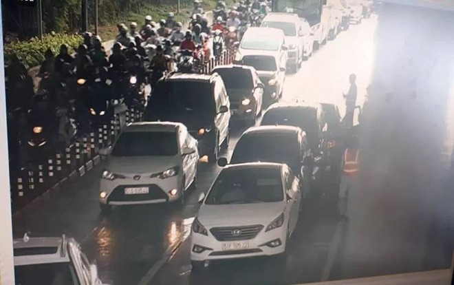 4 ô tô tông nhau liên hoàn khiến hầm vượt sông Sài Gòn ùn tắc nghiêm trọng Ảnh 2