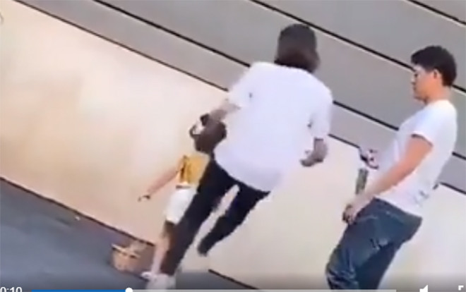 Cộng đồng mạng phẫn nộ với clip mẫu nhí Trung Quốc bị mẹ đá đau vì không chịu tạo dáng khi chụp ảnh Ảnh 2