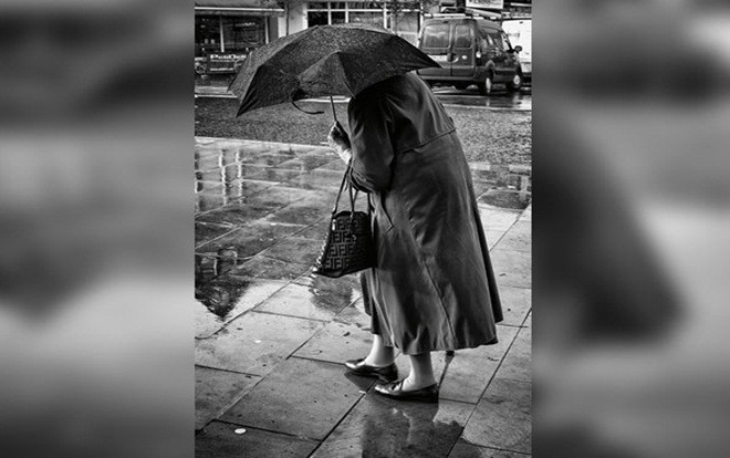 Cụ bà 98 tuổi đội mưa suốt 3 km đi trả món nợ vay từ 5 thập kỷ trước Ảnh 2