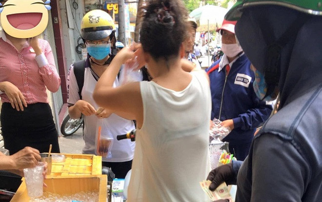 Chửi khách vì dám 'boa 1 ngàn tiền thừa', chủ quán lập tức bị cô gái lao vào đánh tới tấp ngay trên vỉa hè Ảnh 2