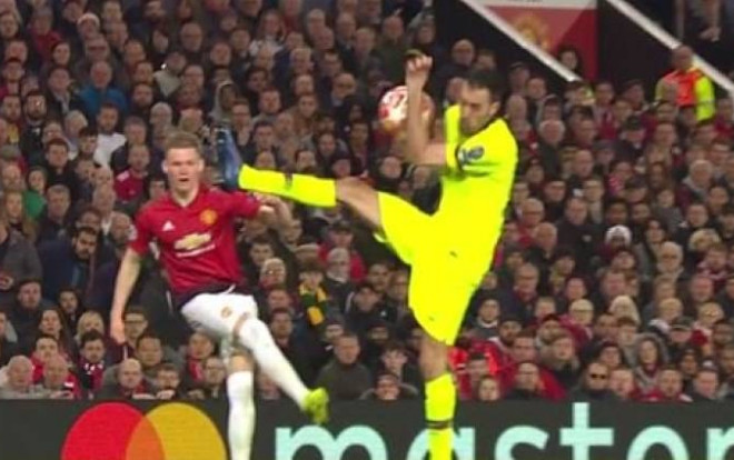 Fan MU ‘tố’ trọng tài quá thiên vị Barca Ảnh 2