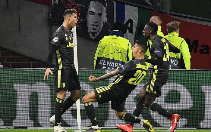 Ronaldo lập một loạt kỷ lục khiến Messi phải 'hít khói' Ảnh 2