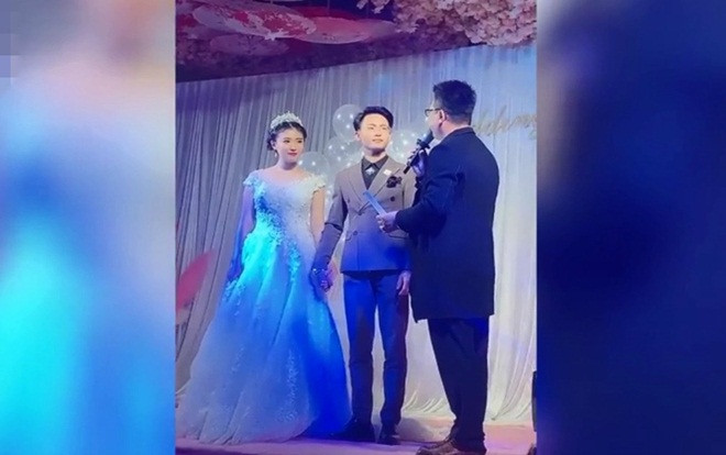 Thầy giáo cất giữ lá thư tình suốt nhiều năm rồi trả cô dâu chú rể trong lễ cưới khiến bao trái tim 'tan chảy' Ảnh 2