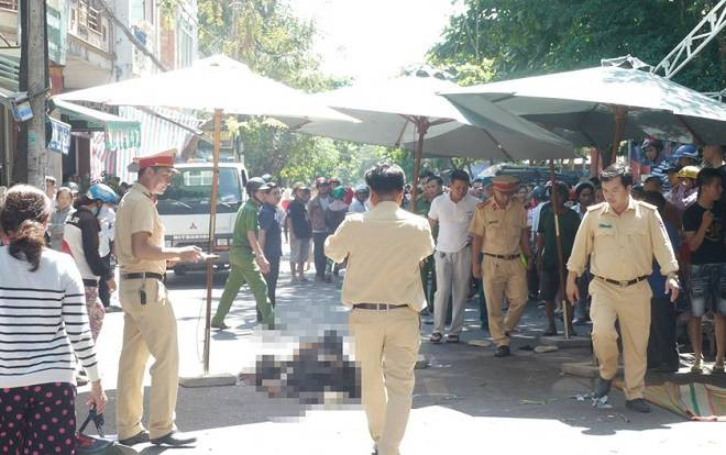 Ô tô mang biển tứ quý tông vào đoàn người đưa tang khiến ít nhất 2 người tử vong Ảnh 2