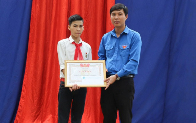 Tặng huy hiệu 'Tuổi trẻ dũng cảm' cho nam sinh cứu 3 học sinh đuối nước Ảnh 2