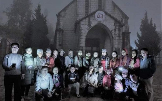 Bức ảnh như dọa ma của nhóm cô chú U40 giữa sương mù Sapa khiến ai nấy đều phải 'sởn gai ốc' Ảnh 2