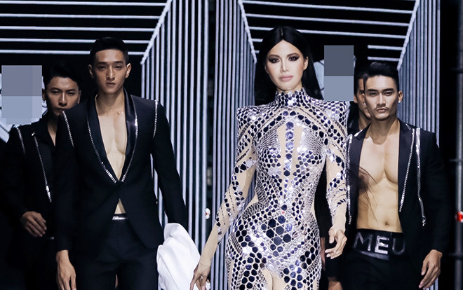 Minh Tú mặc bodysuit xuyên thấu khoe body thượng phẩm, 'càn quét' show thời trang Ảnh 2