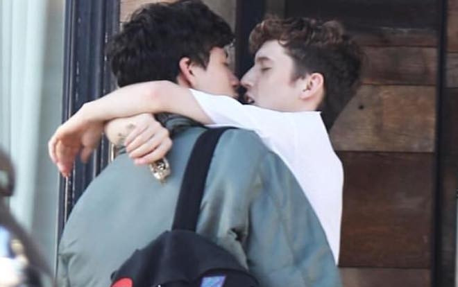 Chẳng cần phải xem MV, Troye Sivan công khai diễn cảnh 'boy love' siêu tình tứ cùng bạn trai ngoài đời thực Ảnh 2