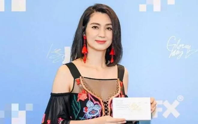 Hồng Hân đẹp rạng rỡ, cười tươi tham dự sự kiện sau scandal Trương Đan Phong ngoại tình Ảnh 2