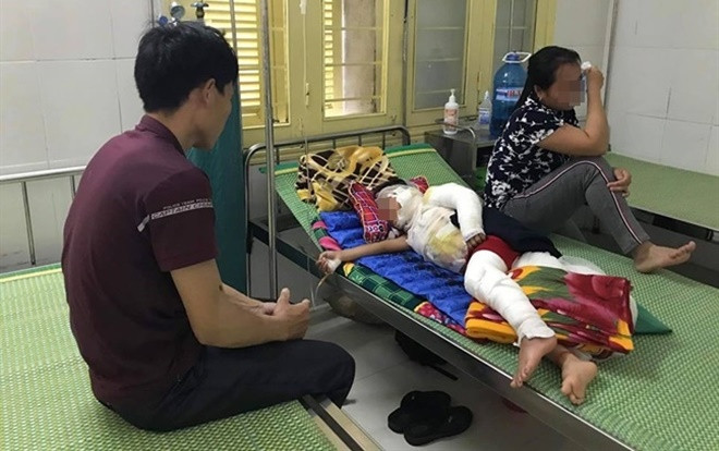 Nghệ An: Dùng xăng nhóm lửa nấu cơm, bé trai 8 tuổi bị bỏng nặng Ảnh 2