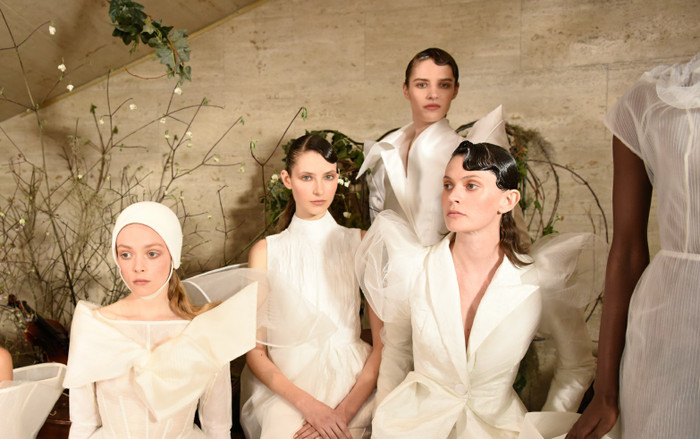 Dàn mẫu Tây xinh như mộng hóa nàng tiên, lả lướt kiêu sa trình diễn váy cưới Ảnh 2