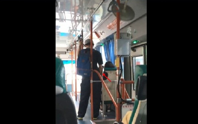 Thấy nữ sinh ngủ say trên xe buýt, nam thanh niên tiến lại gần rồi làm điều kinh khủng này Ảnh 2