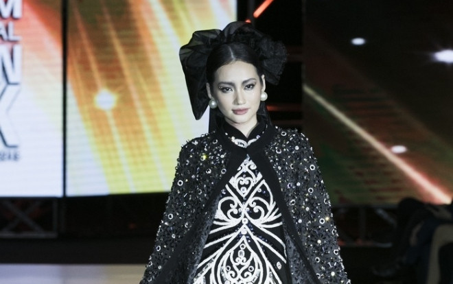 Trúc Diễm làm vedette trên sàn catwalk, thần thái kiêu kỳ khó ai sánh bằng Ảnh 2