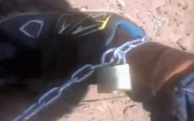 Phẫn nộ cặp vợ chồng xích con trai 8 tuổi nhiều tiếng ngoài trời nắng Ảnh 2