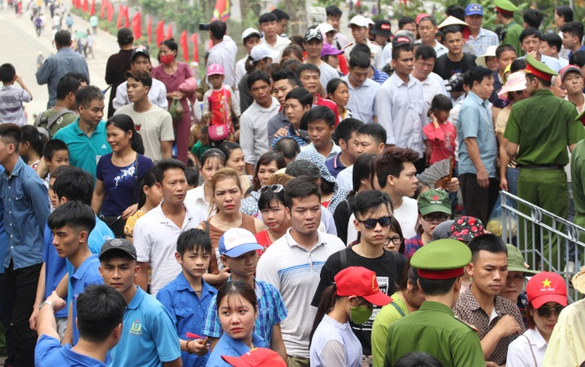 Triệu người đổ về khai hội Đền Hùng: Đài phát thanh liên tục phát thông báo tìm trẻ lạc Ảnh 2