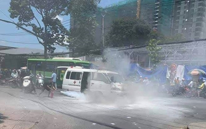 Xe cấp cứu bất ngờ bốc cháy ngùn ngụt ở Sài Gòn Ảnh 2