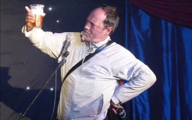 Đang nói đùa về cơn đau tim, diễn viên hài chết trên sân khấu nhưng ai cũng tưởng là trò đùa Ảnh 2