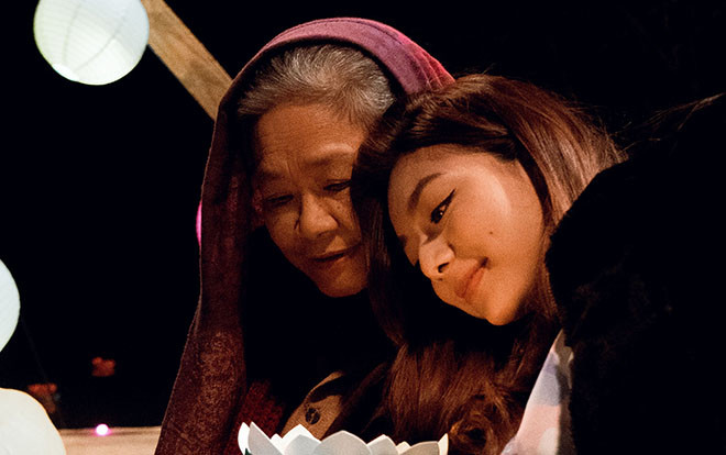 'Lật mặt 4: Nhà có khách': Phim hài - kinh dị nhưng lại ăn điểm bởi tình mẫu tử cảm động Ảnh 2