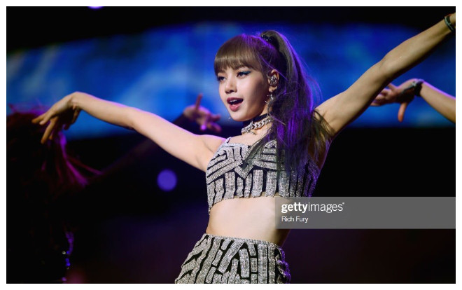 Xuất hiện cực ấn tượng tại Coachella, Lisa (BlackPink) 'leo lên' top tìm kiếm nhờ bộ tóc mái 'bất di bất dịch' của mình Ảnh 2